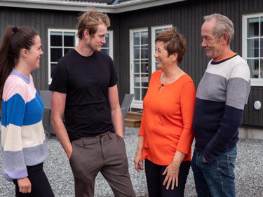 Bilde av en av familiene som har kjøpt hus i LNF-området av Älvsbyhus