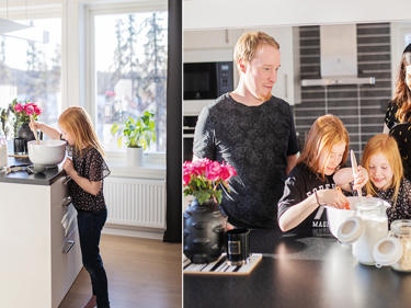 Todelt bilde av en familie som har bygget et Älvsbyhus